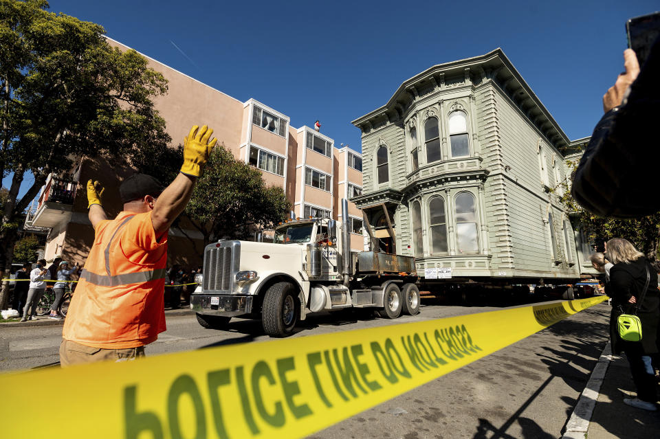 Curiosos observan el traslado de una antigua casa en San Francisco el 21 de febrero de 2021 (AP /Noah Berger)