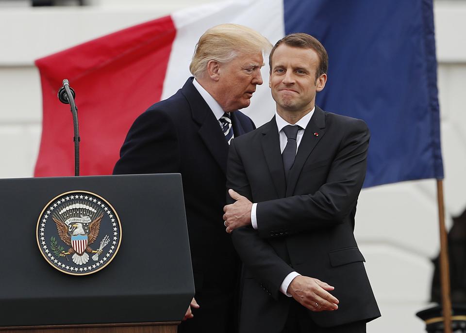 (FOTOS) Doble beso francés y mucha pompa: así recibió Trump a Macron en la Casa Blanca