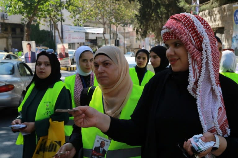 Unas delegadas electorales reparten tarjetas fuera de un centro de votación en Al Salt, cerca de Amán, el 10 de septiembre de 2024 (Khalil Mazraawi)