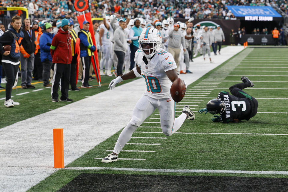 Tyreek Hill, receptor de los Dolphins de Miami, anota en el partido del viernes 24 de noviembre de 2023, ante los Jets de Nueva York (AP Foto/Noah K. Murray)