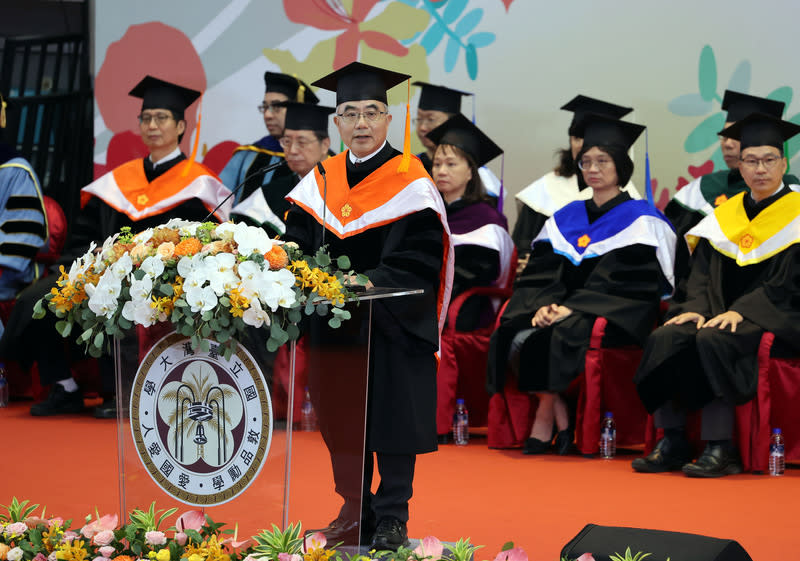 台灣大學畢業典禮  校長陳文章致詞 台灣大學25日舉行112學年度畢業典禮，校長陳文章 （前）致詞表示，培養挫折忍耐力是現代學生重要課 題，他勉勵畢業生學習與不同特質、甚至能力更強的 人相處和合作，將有助於脫離困境，獲得成功。 中央社記者郭日曉攝  113年5月25日 