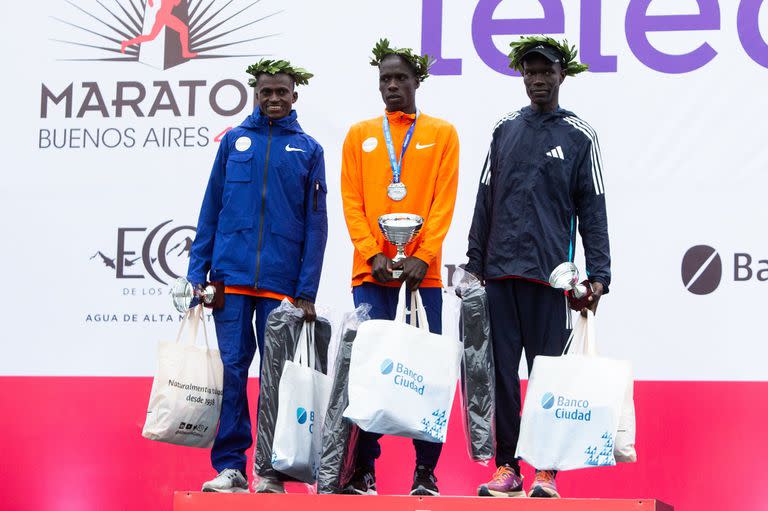 El podio 100% keniata de la Maratón de Buenos Aires, incluyendo a Robert Ngeno, afectado por el ataque de un perro