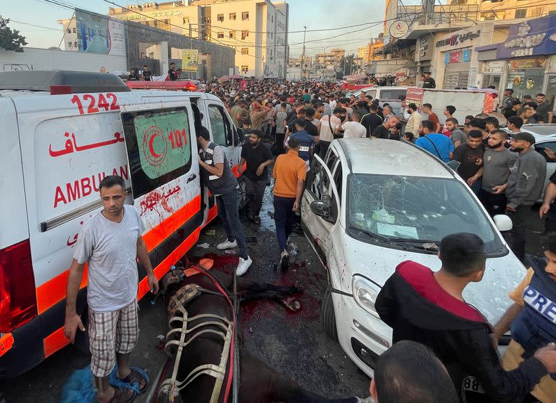 Palestinos chequean los daños de un convoy de ambulancias