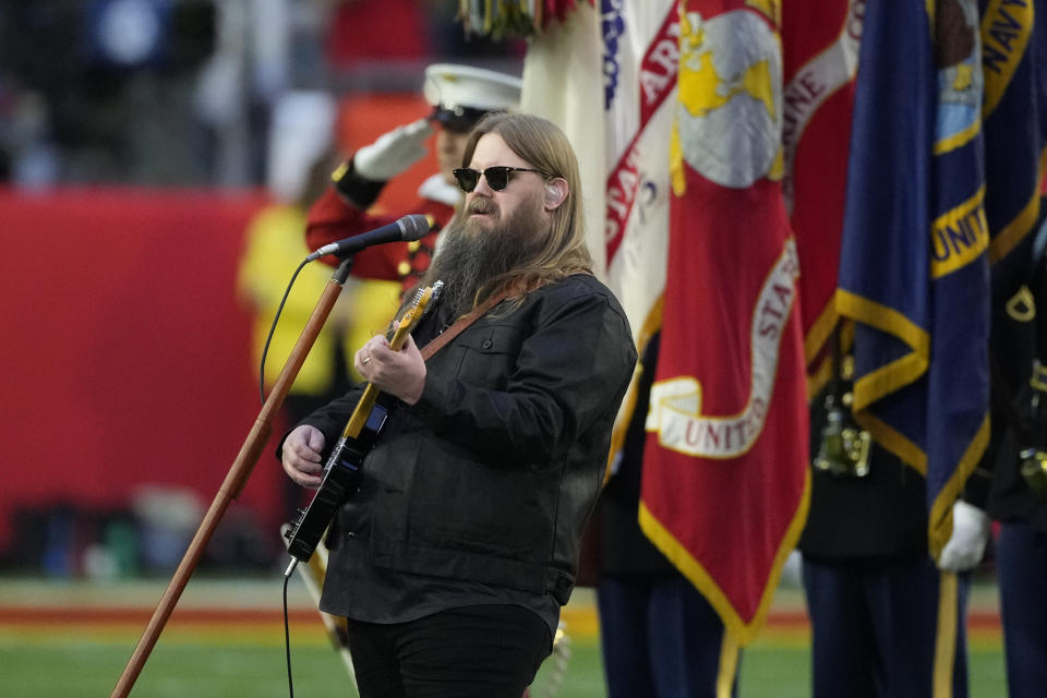 Chris Stapleton canta el himno nacional antes del Super Bowl 57 de la NFL entre los Chiefs de Kansas City y los Eagles de Filadelfia, el domingo 12 de febrero de 2023, en Glendale, Arizona. (Foto AP/Godofredo A. Vasquez)