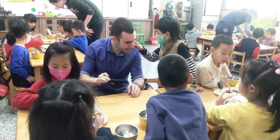 廣達國際文化大使陪小朋友用餐。   圖 : 廣達文教基金會/提供