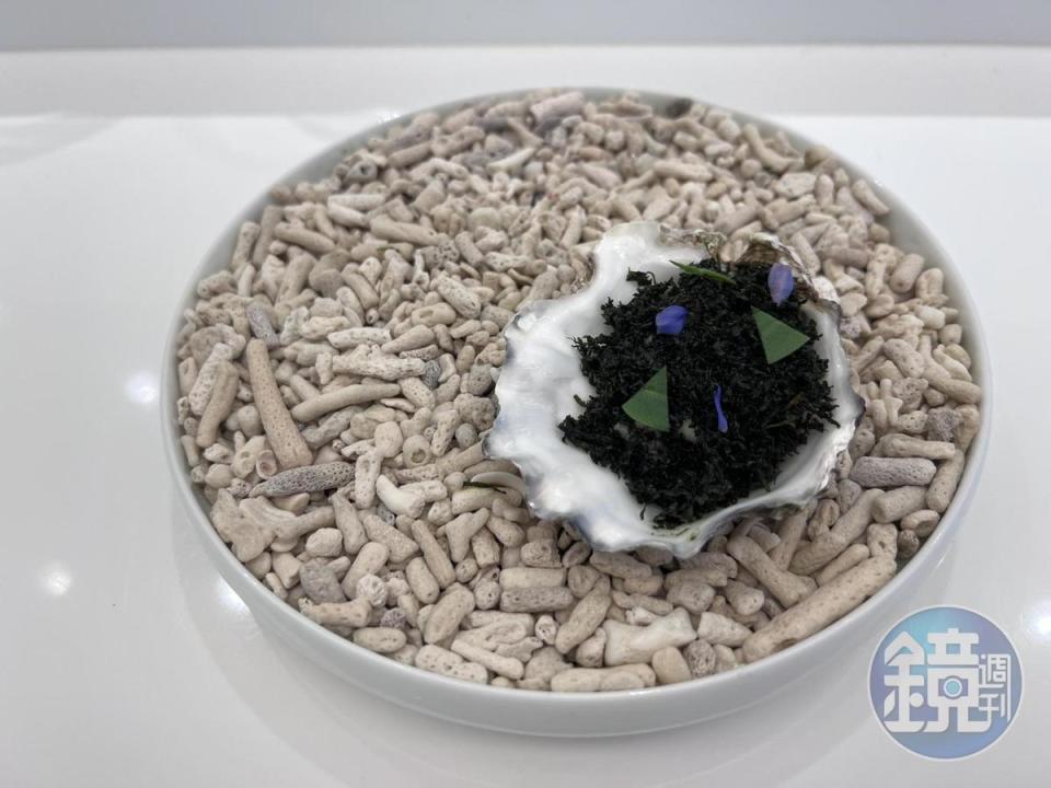 「近海生態」用生長或養殖在江河與大海交界之處的生蠔，鋪滿炸過的地瓜葉，顏色深沉，呼籲重視近海生態裡的許多危機。