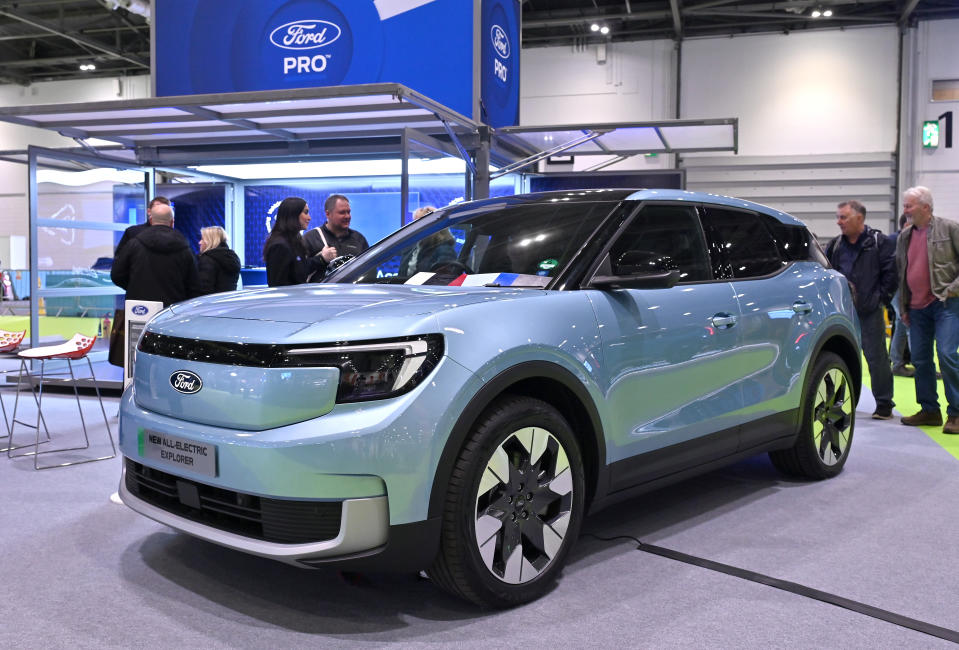  Un automóvil SUV Ford Explorer EV totalmente eléctrico se exhibe durante Everything Electric London 2024 en ExCel el 28 de marzo de 2024 en Londres, Inglaterra. (Foto de John Keeble/Getty Images)