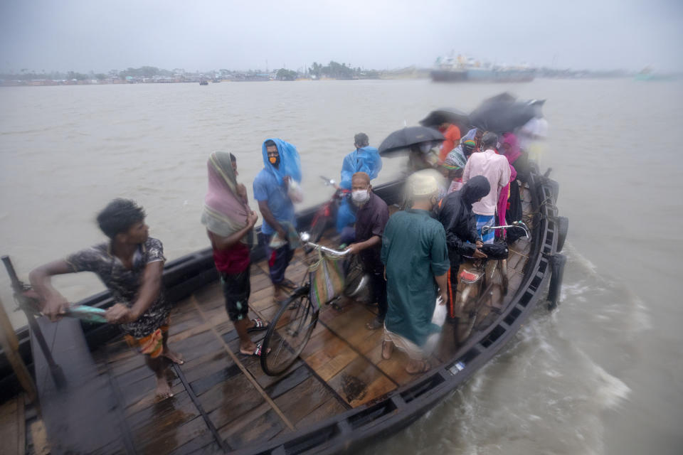 DAKOP, KHULNA, BANGLADESH - 2020/05/20: People cross the river immediately before Cyclone Amphan hits Bangladesh costal area in Khulna. Authorities have scrambled to evacuate low lying areas in the path of Amphan, which is only the second "super cyclone" to form in the northeastern Indian Ocean since records began. (Photo by K M Asad/LightRocket via Getty Images)