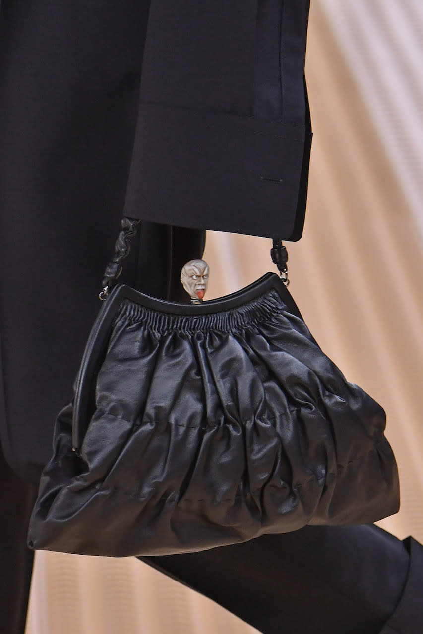 Prada 2024春夏系列預覽！Emma Watson、惠英紅、Somi現身時裝騷演繹話題Arqué手袋