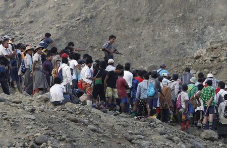 Miners search for jade stones at a mine dump at a Hpakant jade mine in Kachin state, Myanmar November 28, 2015. REUTERS/Soe Zeya Tun