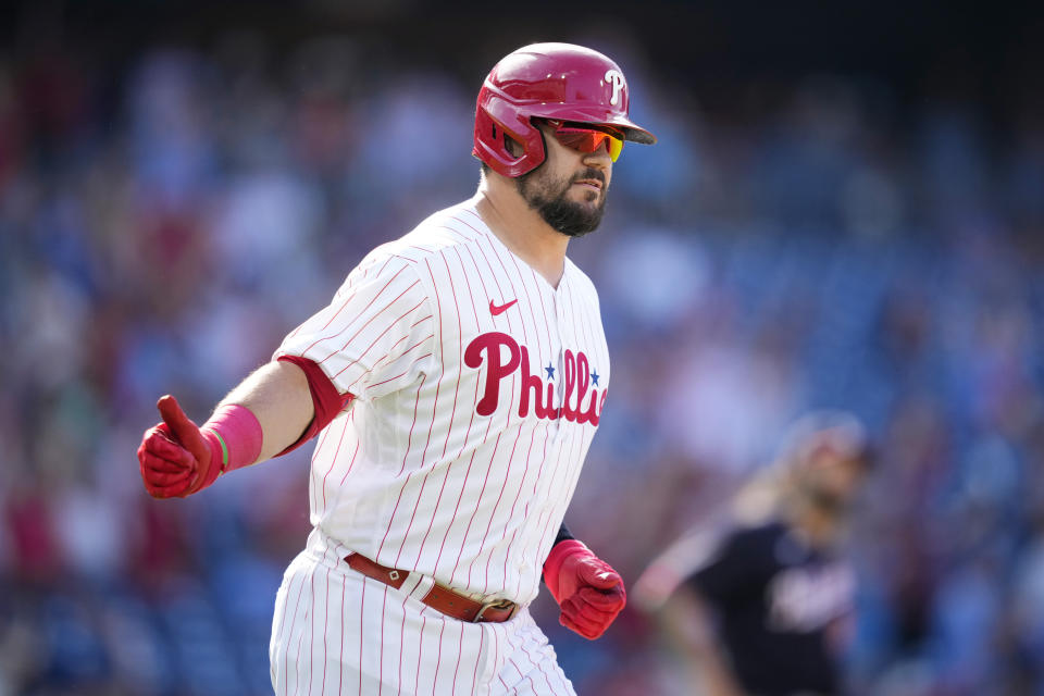 Kyle Schwarber de los Filis de Filadelfia reacciona luego de conectar un jonrón de dos carreras ante Trevor Williams lanzador de los Nacionales de Washington, durante la tercera entrada del primer juego de la doble tanda en Filadelfia. Martes 8 de agosto de 2023. (AP Foto/Matt Slocum)