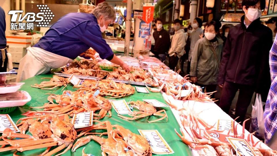 日本的螃蟹和鮭魚等海鮮已經開始漲價。（圖／達志影像美聯社）