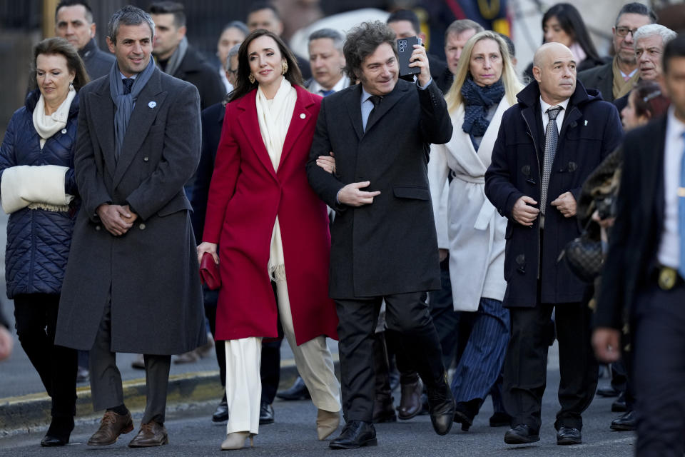 El presidente argentino Javier Milei camina del brazo de su vicepresidenta Victoria Villarruel cuando llega a la Catedral junto a miembros del gabinete para un Te Deum en el Día de la Independencia en Buenos Aires, Argentina, el martes 9 de julio de 2024. (AP Foto/Natacha Pisarenko)