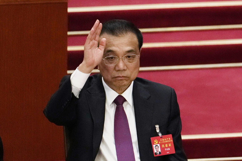 ΑΡΧΕΙΟ - Ο Κινέζος πρωθυπουργός Λι Κετσιάνγκ σηκώνει το χέρι του για να ψηφίσει κατά τη διάρκεια της τελετής λήξης του 20ου Εθνικού Συνεδρίου του κυβερνώντος Κομμουνιστικού Κόμματος της Κίνας στη Μεγάλη Αίθουσα του Λαού στο Πεκίνο στις 22 Οκτωβρίου 2022.  Ο Λι επαίνεσε το Χονγκ Κονγκ.  Προσπάθειες για την αναζωογόνηση της οικονομίας καθώς η κυβέρνηση χαλαρώνει τους περιορισμούς του COVID-19 κατά τη διάρκεια συνάντησης με τον ηγέτη της επικράτειας στο Πεκίνο την Πέμπτη 22 Δεκεμβρίου 2022.  (AP Photo/Ng Han Guan, Αρχείο)
