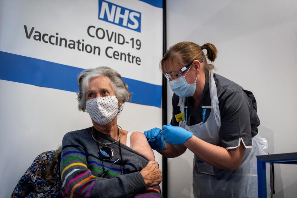 Omicron Escocia: A todos los adultos se les ofrecerá la vacuna de refuerzo Covid para fines de enero (Foto: Pool)