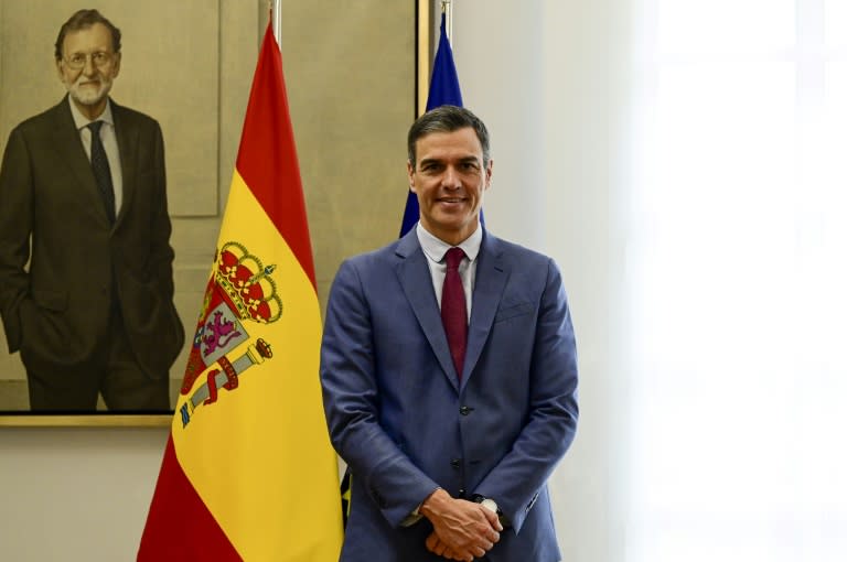 El presidente Pedro Sánchez posa para las cámaras junto a un cuadro de su predecesor, Mariano Rajoy, tras una reunión en el palacio de la Moncloa, el 30 de mayo de 2023 en Madrid (Javier Soriano)