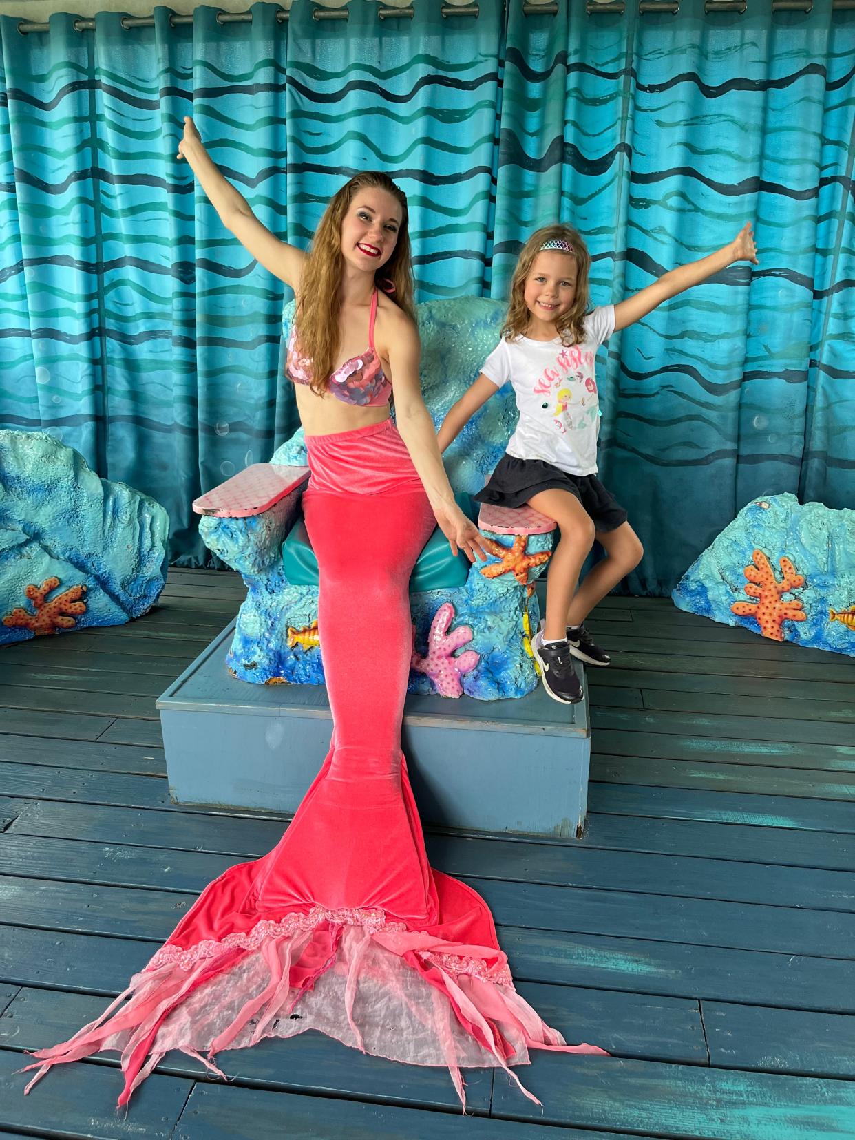 Linnea Bailey's 6-year-old daughter with Mermaid Amanda at Weeki Wachee