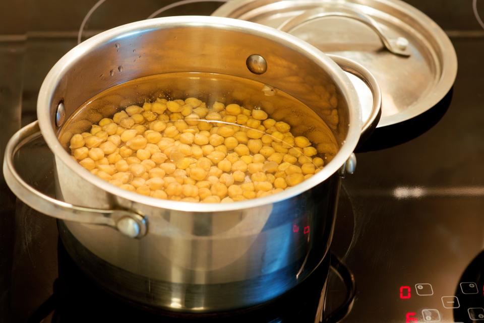 Una olla para saber cómo cocer los garbanzos