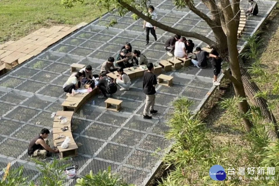 師生以搭建擴張網取代混凝土鋪面，讓底下的花花草草得以大口深呼吸。