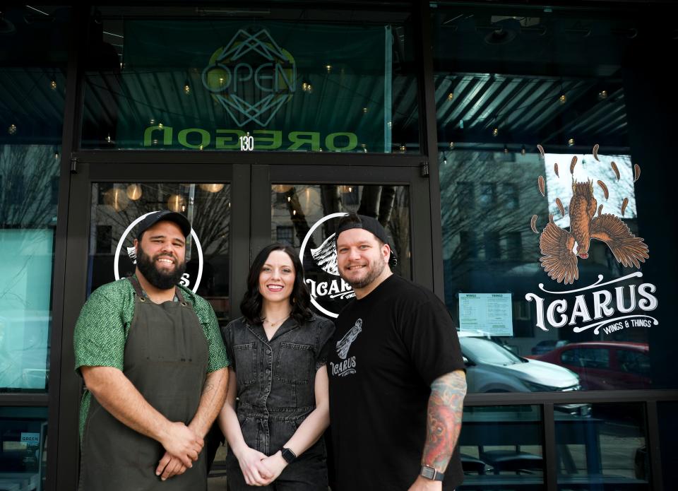 El chef de Salem, Jonathan Jones, Maura Ryan (no aparece en la foto) y Kelli y Aaron Gilliland son copropietarios de Icarus, el primer bar deportivo para mujeres de Salem.