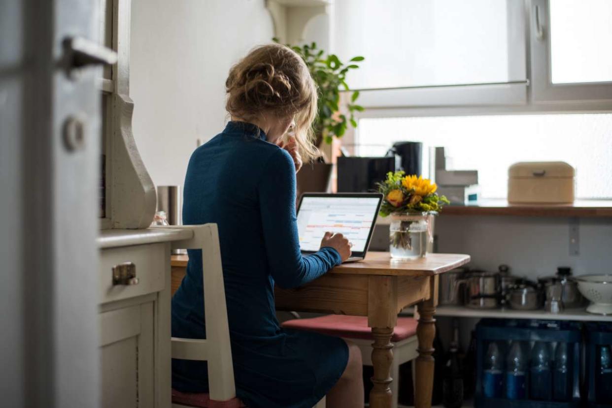 <span class="credit">golibo via Getty Images</span> <span class="caption">"Au moment des repas, je préfère par exemple être dans la pièce à vivre, pour participer au quotidien tout en gardant un œil au travail (mails, discussions)." (Photo d'illustration)</span>