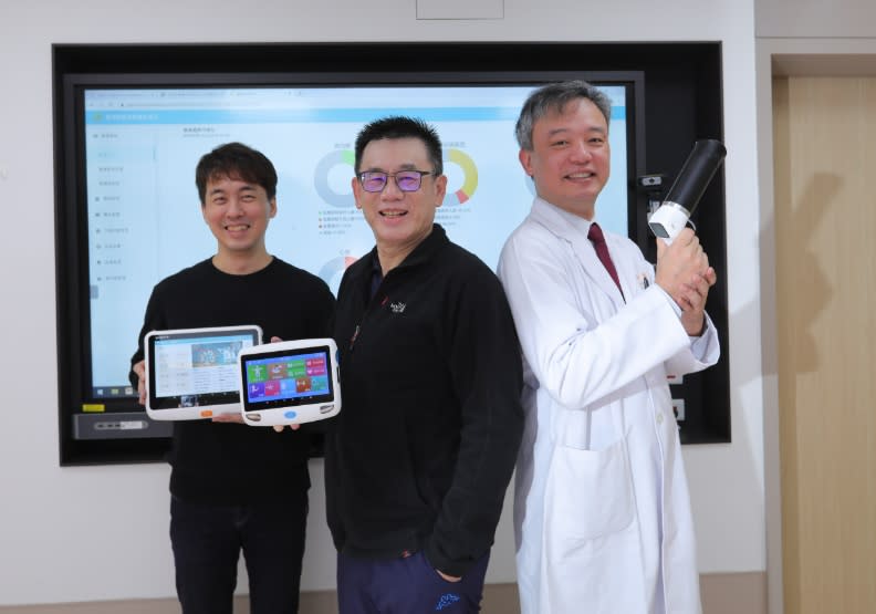 鴻海數位健康專案設計總監盛英瑋（左）、鴻海B事業群總經理姜志雄（中）及黃奕修（右）合照。黃菁慧攝