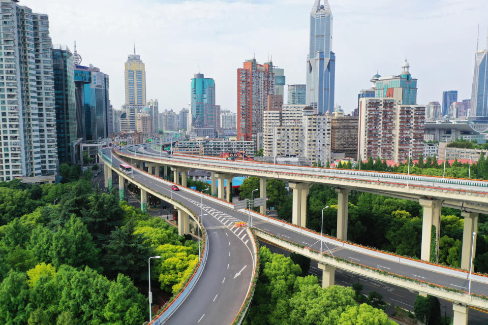 Varias calles de Shanghái vacías debido al confinamiento. (Foto: Shen Chunchen / VCG / Getty Images).