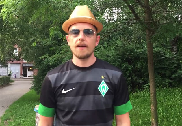 Rap-Genie Jan Delay ist zwar in Hamburg geboren, hält es aber mit dem großen Nord-Rivalen Werder Bremen. Zuletzt machte sich der Musiker auf Twitter über den kriselnden HSV lustig. Delay veralberte die Rucksack-Affäre um Hamburgs Sportdirektor Peter Knäbel. (Bild-Copyright: Facebook/Werder Bremen)