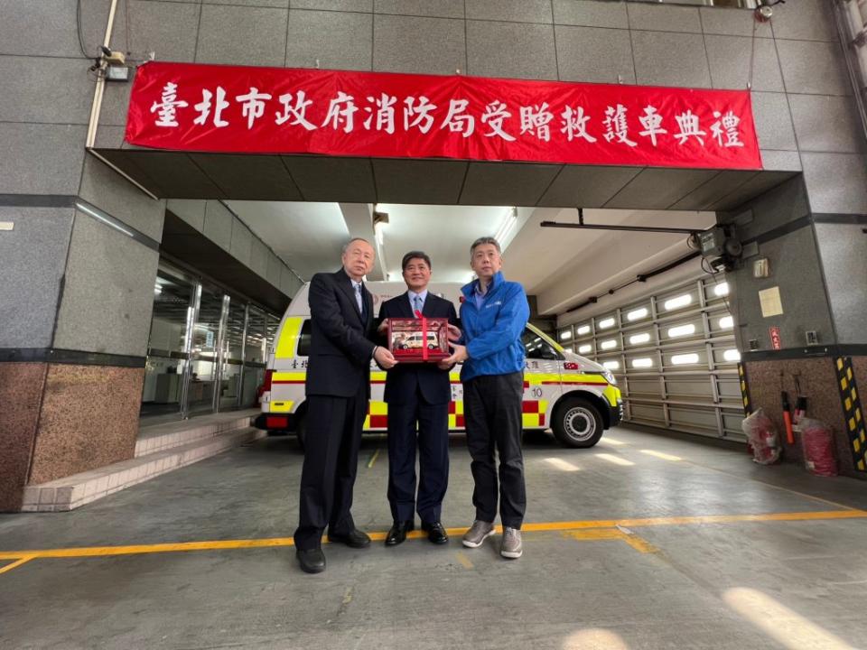 台北市覺修宮與萬海航運社會福利慈善基金會合作，二十三共同捐贈救護車給消防局，由局長吳俊鴻（中）代表受贈。（記者周閩生攝）
