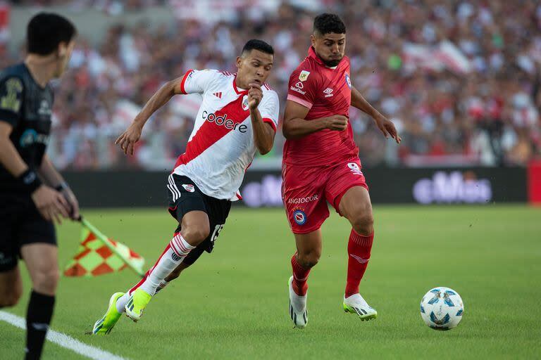 Escena del partido que disputan River Plate y Argentinos Juniors