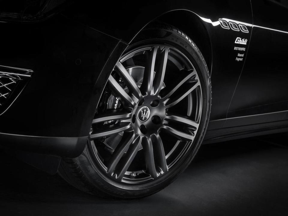 消光黑的20” Urano車款限定輪圈，並搭配亮黑色剎車卡鉗。