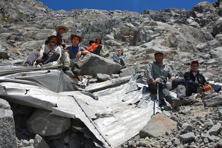 Algunos de los restos del avión, rescatados décadas después, abrieron algunas dudas sobre el lugar exacto del accidente