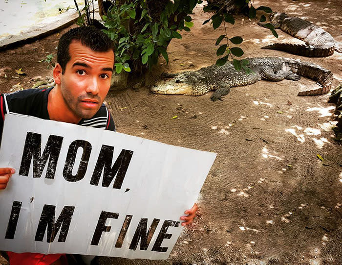 Como muchas personas, Jonathan Quiñonez siempre tuvo el deseo de viajar por el mundo. Pero, ¿cómo haría para que su madre no se preocupara? Un cartel con la frase “Mom, I’m fine” (“Mamá, estoy bien”) era suficiente.