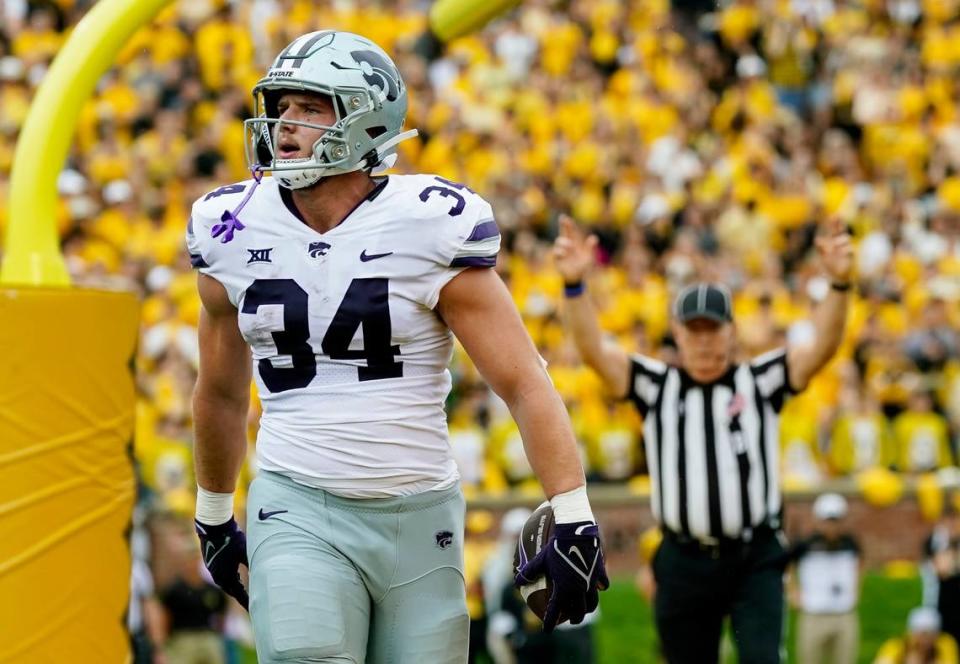 Kansas State Wildcats tight end Ben Sinnott (34) celebrates after scoring a touchdown during the second half against the Missouri Tigers at Faurot Field at Memorial Stadium. Jay Biggerstaff/Jay Biggerstaff-USA TODAY Sports