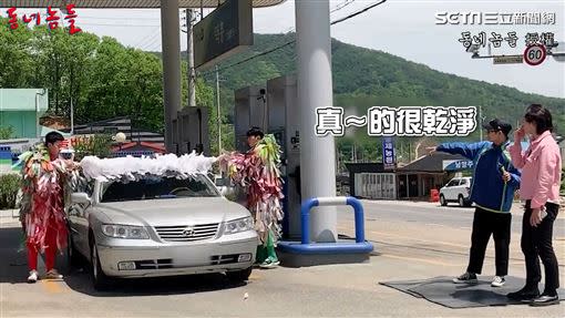 成員打扮成「洗車刷毛」幫前來加油的路人洗車，搞笑行徑讓顧客全看傻眼。（圖／동네놈들　授權）