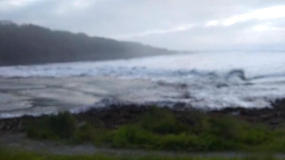 花蓮地區海邊開始出現強陣風及長浪。（圖／翻攝記者爆料網）
