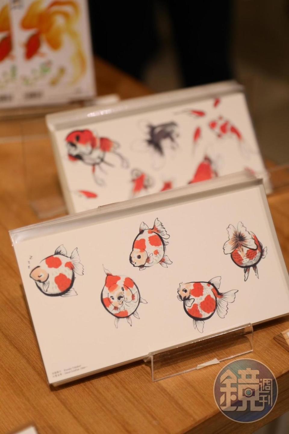 金魚畫師深堀隆介的作品也印製成了討喜的明信片，於展場外的紀念品區販售。