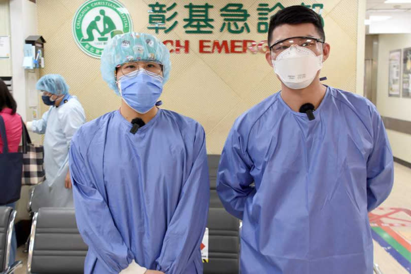 謝宜廷（右）、王卉柔（左）二位護理師表示，陳學長他是一位熱心、暖心的暖男。