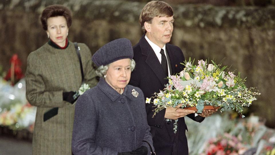 Princess Anne wearing the coat in 1996 to lay a wreath et the entrance of Dunblane Primary School