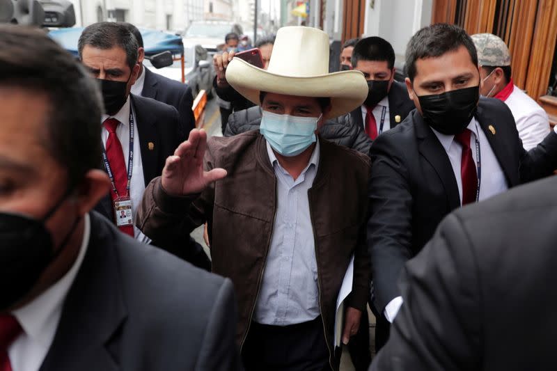 El candidato presidencial de Perú, Pedro Castillo, llega a la sede del partido "Perú Libre" para una conferencia de prensa en Lima, Perú.