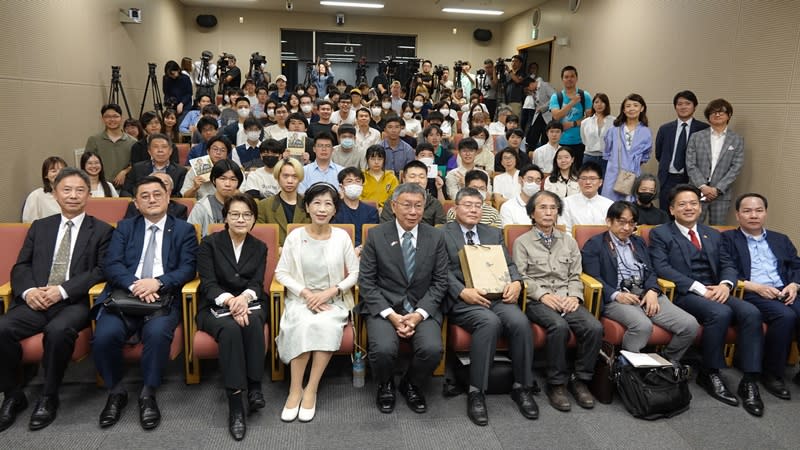 台灣民眾黨主席、總統大選候選人柯文哲（前左5）5日在早稻田大學以「台灣民主發展的進程，新階段的挑戰」為題演講，長期觀察台灣政治的日本學者小笠原欣幸（前右4）到場。（中央社）
