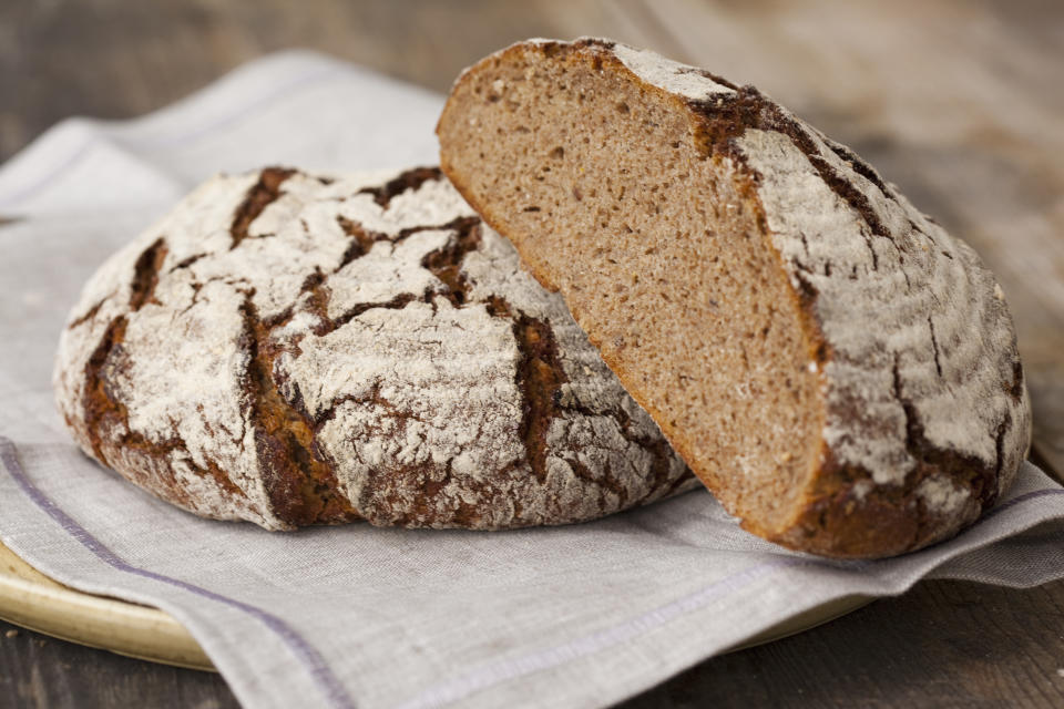 Was etwas zu lange im Brotkorb gelegen hat, ist nicht zwangsläufig gleich ein Fall für die Mülltonne. (Bild: Judith Hauesler/Getty Images)