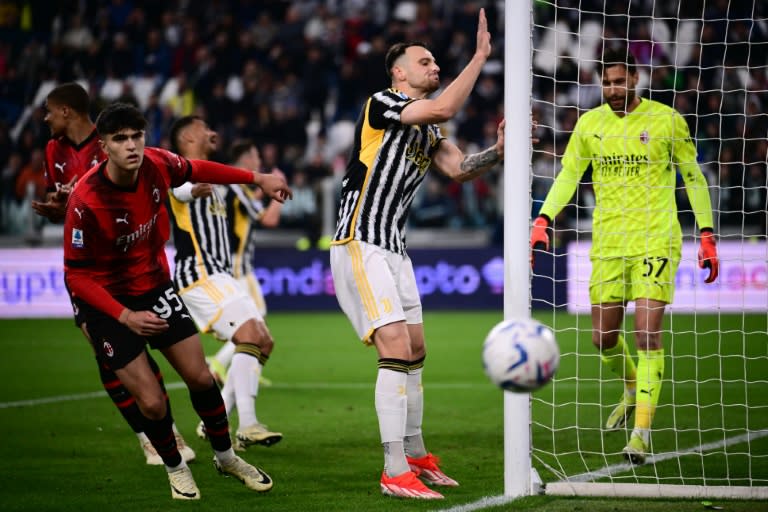 El defensor de la Juventus Federico Gatti se lamenta durante el partido de la Serie A entre su equipo y el AC Milan el 27 de abril de 2024 en Turín (MARCO BERTORELLO)