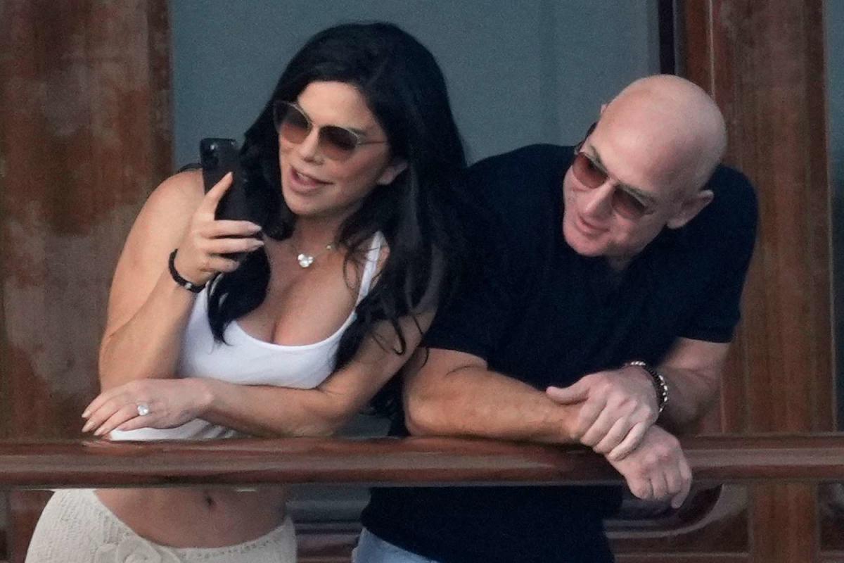 Jeff Bezos And Lauren S Nchez Show Off Her New Engagement Ring On M Yacht See Photos