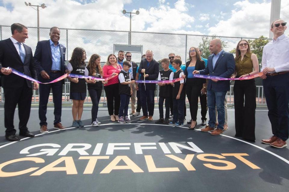 (Centro) El Alcalde de la ciudad de Hialeah, Esteban Bovo Jr., corta la cinta de la inauguración de un nuevo mini cancha de fútbol a su (Izq) Jacob Neira, 10; y a su derecha Liam Pérez-Borroto, 10; y Brandon Pino 10; en el Bright Park de Hialeah Hialeah, el día miércoles 20 de marzo de 2024. Alexia Fodere/for The Miami Herald