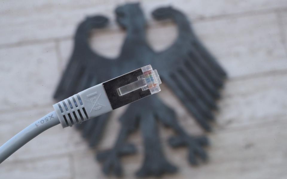 Nach dem Hackerangriff auf den Deutschen Bundestag wurden dort wichtige Informationen kurze Zeit wieder "offline" auf Papier ausgetaucht. (Bild: 2018 Getty Images/Sean Gallup)
