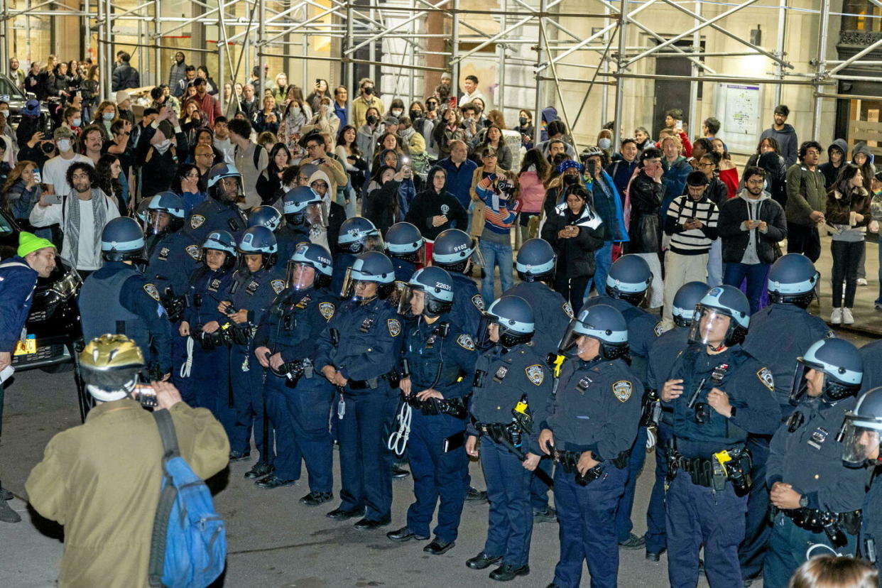 La police new-yorkaise a arrêté des dizaines de manifestants pro-palestiniens devant l'université NYU, le 22 avril 2024.  - Credit:Jesus King/Shutterstock/SIPA / SIPA / Jesus King//SIPA