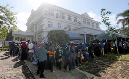 Maldivians living in Sri Lanka stand in line to cast their vote during the Maldives presidnetial election day at the Maldives embassy in Colombo, Sri Lanka September 23, 2018. REUTERS/Dinuka Liyanawatte