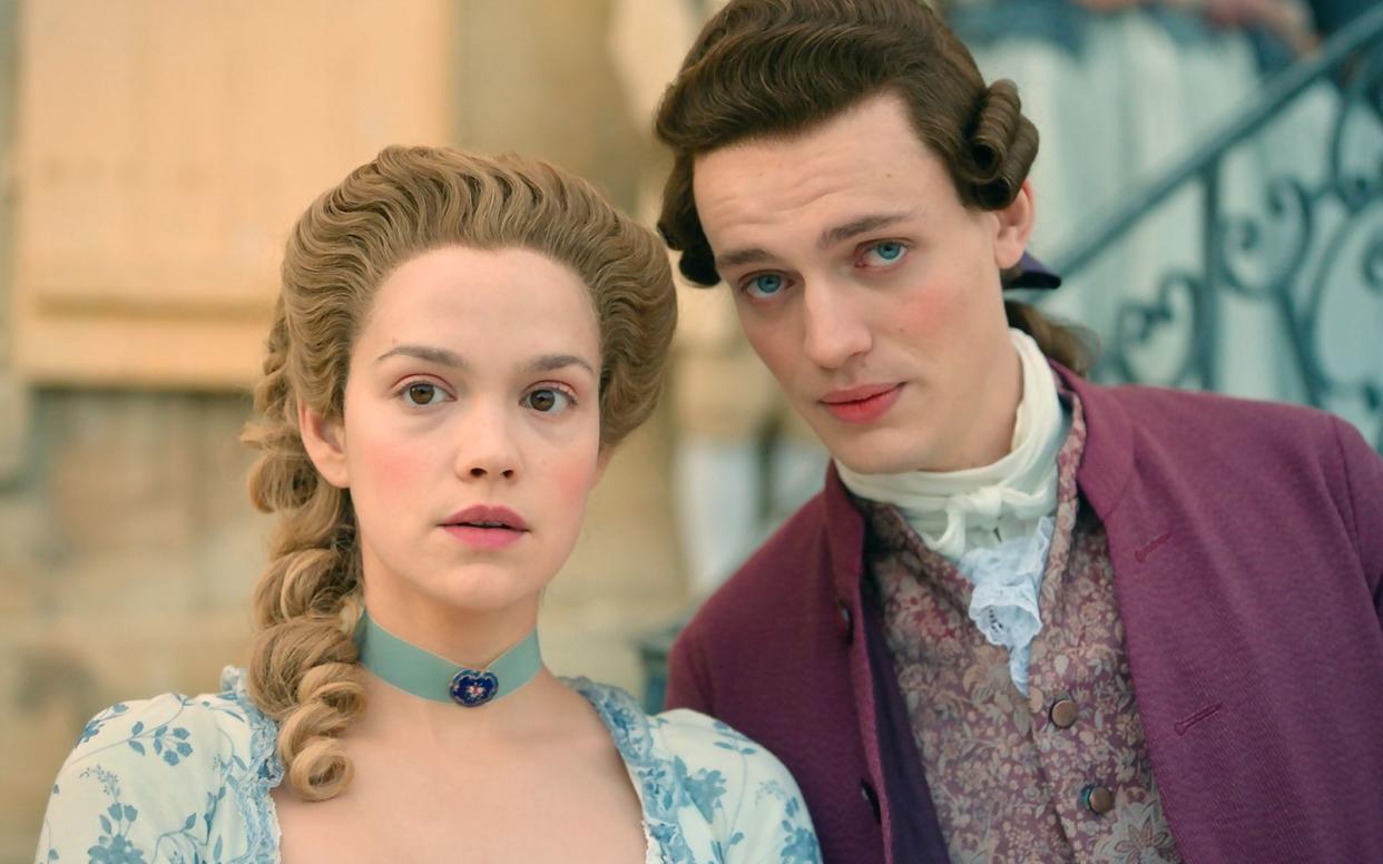 Über die Ehe von Marie Antoinette (Emilia Schüle) und Louis (Louis Cunningham) gab es zeitlebens viele Gerüchte. (Bild: Disney+)