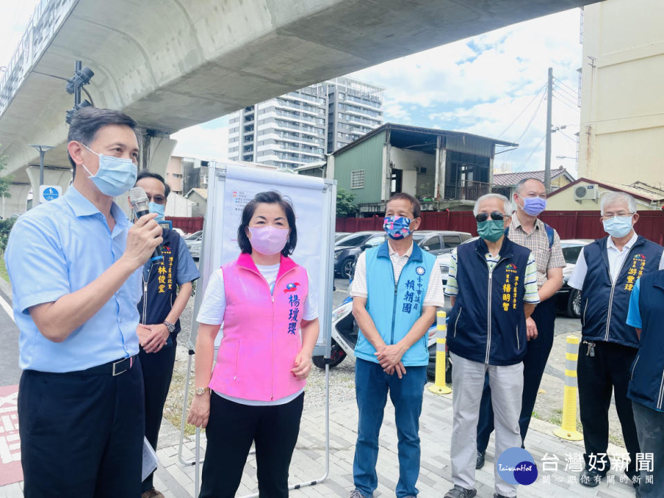 立委楊瓊瓔(左二)邀集台鐵局等相關單位會勘潭子區鐵路高架橋下空間規畫案。